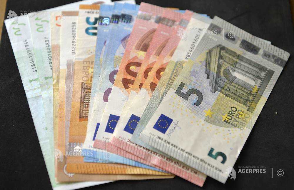 Alba: Un bărbat şi-a însuşit 1.300 de euro uitaţi în fanta unui ATM