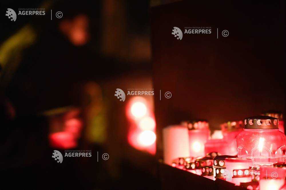 Colectiv - 5 ani/ Omagiu adus victimelor incendiului; fotografii şi candele pe scările Curţii de Apel