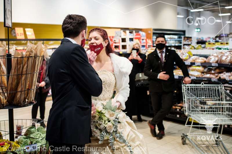 Covasna: ''Căsătoreşte-te într-un supermarket'' - protest inedit al organizatorilor de evenimente şi lucrătorilor HoReCa
