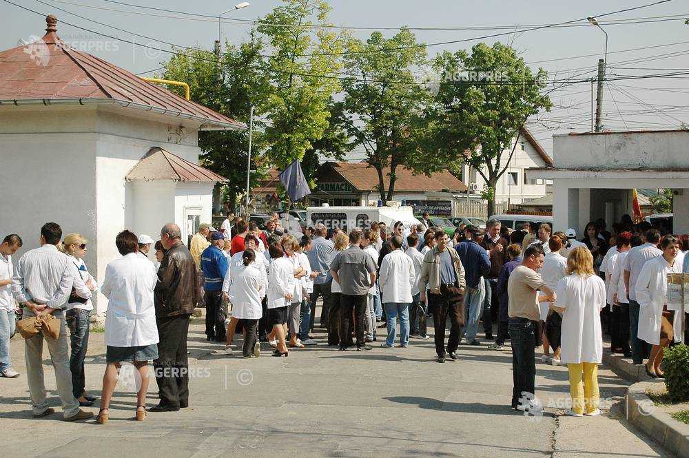 Iaşi: Protest la Institutul de Psihiatrie Socola, după ce zeci de angajaţi au aflat că au fost disponibilizaţi