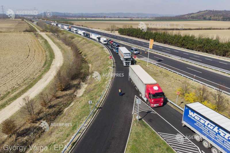 Poliţia de Frontieră: Traficul de automarfare - restricţionat în weekend pe teritoriul Ungariei