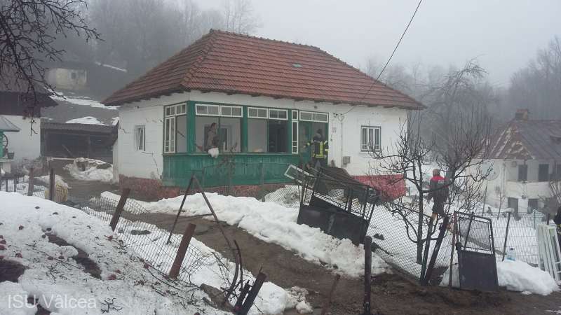Vâlcea: O gospodărie din comuna Slătioara, afectată de o alunecare de teren, evacuată de urgenţă de către autorităţi