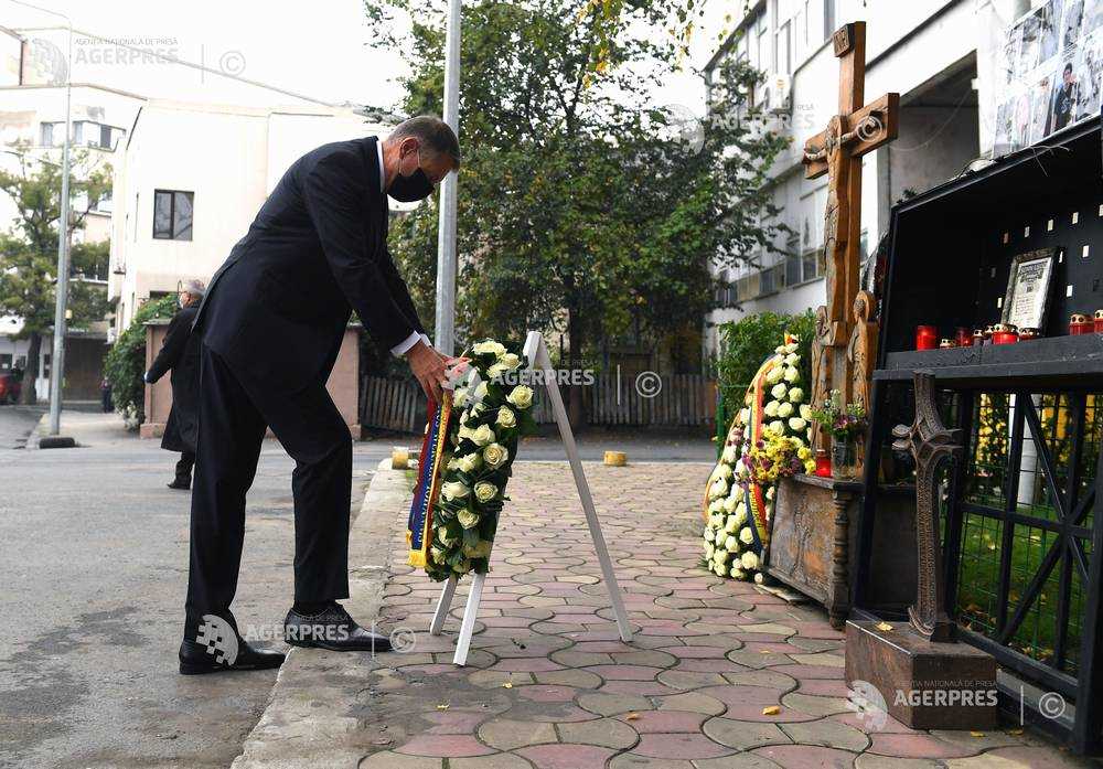 VIDEO Colectiv - 5 ani / Preşedintele Iohannis depune o coroană de flori în memoria victimelor incendiului
